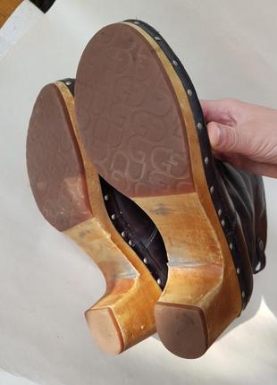 Стильні чоботи на овчині ugg з каблучком10 фото