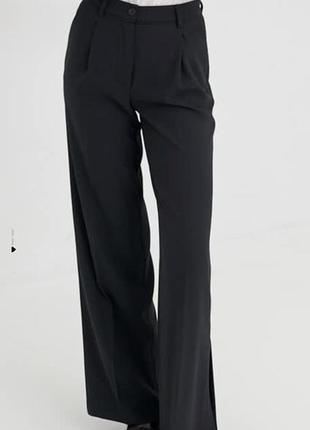 Стильные брюки с разрезами внизу штанины