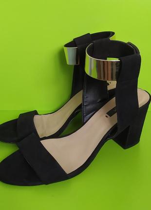 Чёрные босоножки на золотистой липучке zara, 40