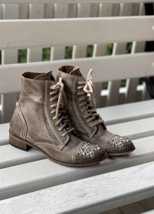 Кожаные ботинки с заклёпками италия