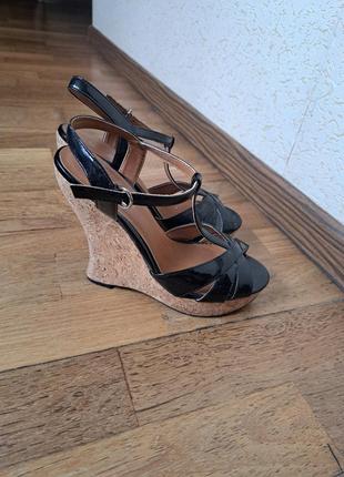 Босоніжки на танкетці