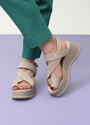 Босоніжки на платформі замша бежеві і чорні