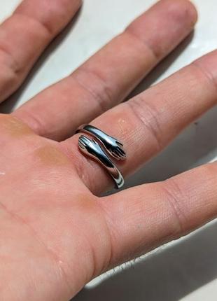 Серебряное кольцо объятия