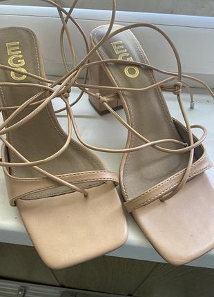 Трендові нюдові босоніжки ego