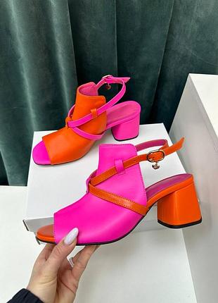 Яркие кожаные летние босоножки