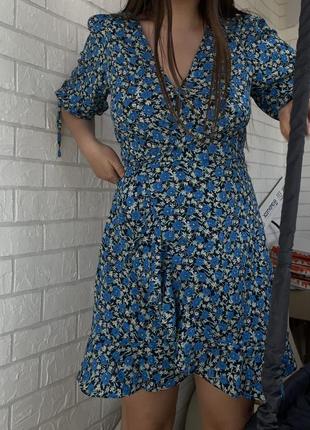 Женское платье на запах