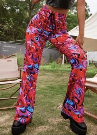 Яркие брюки клеш