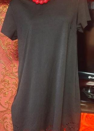 Платье бутылочки с узорами по низу.