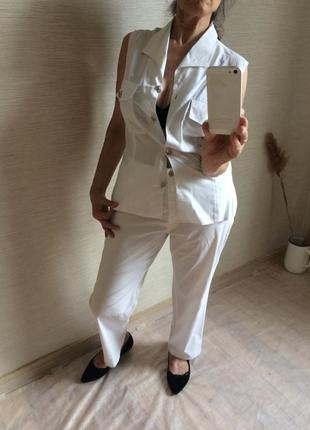 Жіночий білий брючний костюм