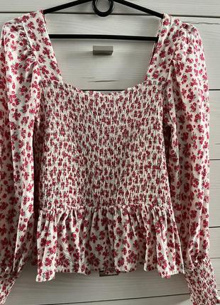 Цветочная блузка резинка из вискозы с широкими рукавами с манжетами