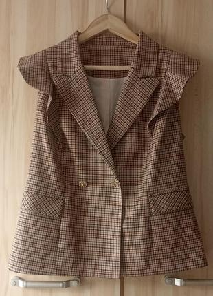 Жіночий жилет з гарними гудзиками