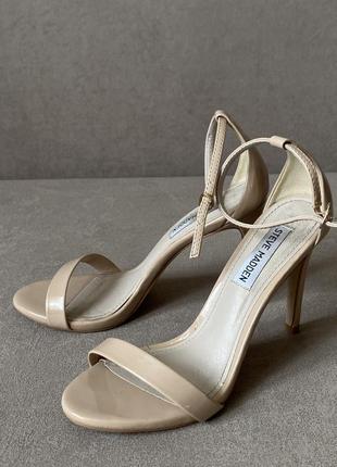 Бежевые босоножки steve madden