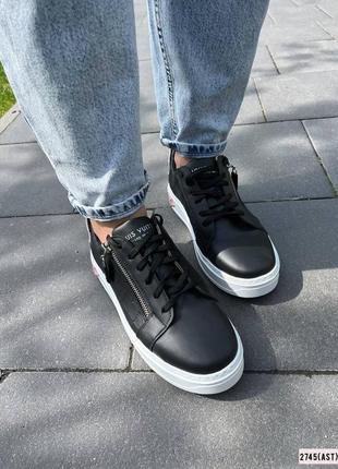 Стильные кроссовки