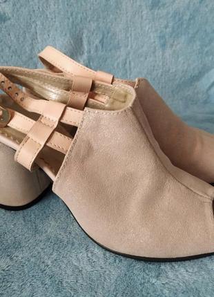 Шкіряні босоніжки