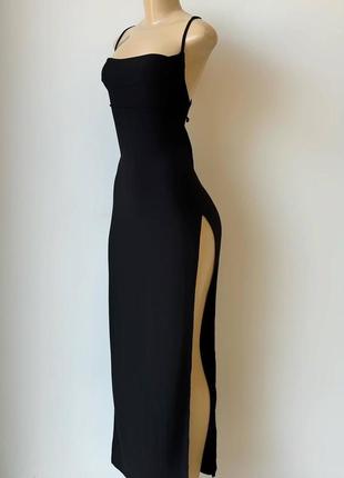 Платье открытая спинка, хрупкая талия и разрез, удлиняющий ножки