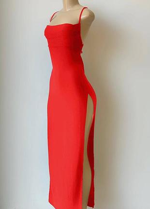 Платье открытая спинка, хрупкая талия и разрез, удлиняющий ножки