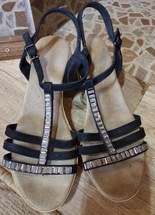 Шкіряні красиві босоніжки