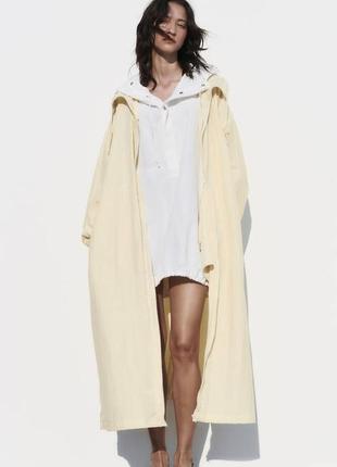 Легкий нейлоновый плащ дождевик цвета сливочного масла zara