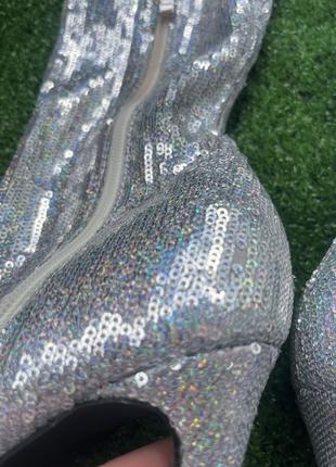 Сяючі ботфорди в паєтки