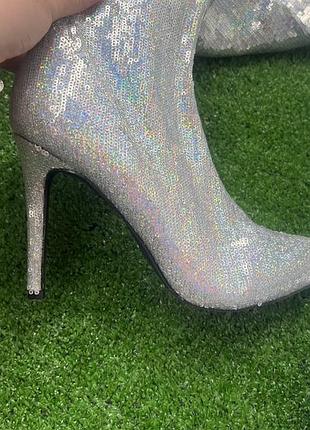 Сяючі ботфорди в паєтки