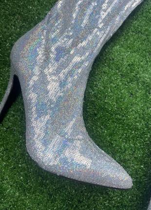 Сяючі ботфорди в паєтки