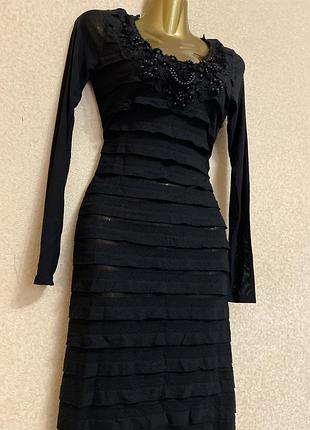 Черное платье миди рюш с бусинами