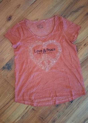 Женская футболка.