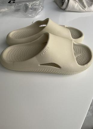 Бежеві шльопанці crocs mellow slide
