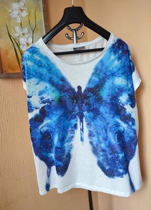 Яркая футболка