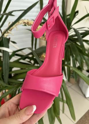 Стильні жіночі босоніжки/ босоніжки каблук2 фото