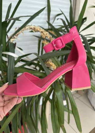 Стильні жіночі босоніжки/ босоніжки каблук3 фото