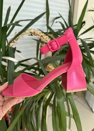 Стильні жіночі босоніжки/ босоніжки каблук