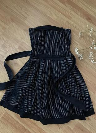 Темно-синє плаття в горошок