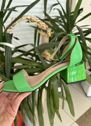 Стильные женские босоножки