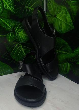 Жіночі босоніжки чорні шкіра літо