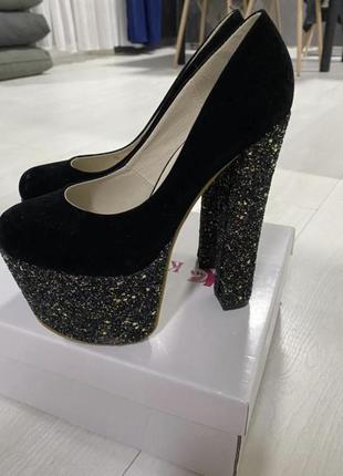 Підбори на високому каблуку
