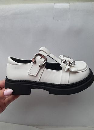 Туфлі дитячі білі з чорним ведмедик на липучці з супінатором шкіряна устілка каблучок