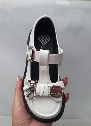 Туфлі дитячі білі з чорним ведмедик на липучці з супінатором шкіряна устілка каблучок