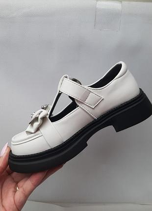 Туфлі дитячі білі з чорним ведмедик на липучці з супінатором шкіряна устілка каблучок