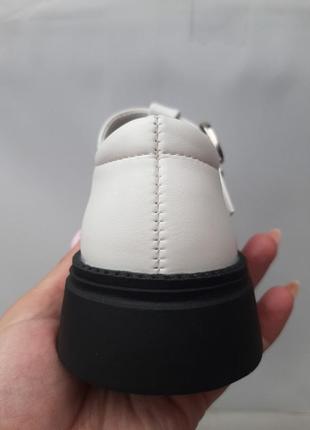 Туфлі дитячі білі з чорним ведмедик на липучці з супінатором шкіряна устілка каблучок