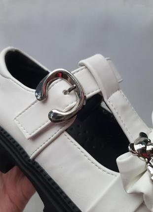 Туфлі дитячі білі з чорним ведмедик на липучці з супінатором шкіряна устілка каблучок