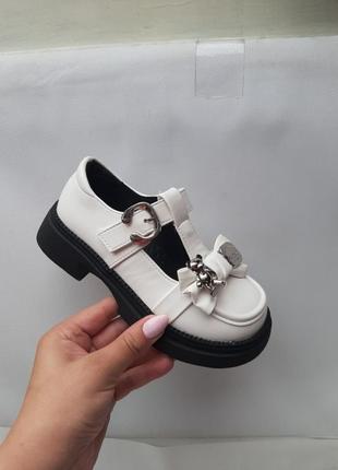 Туфлі дитячі білі з чорним ведмедик на липучці з супінатором шкіряна устілка каблучок