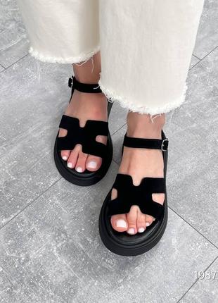 Чорні замшеві босоніжки в стилі гермес