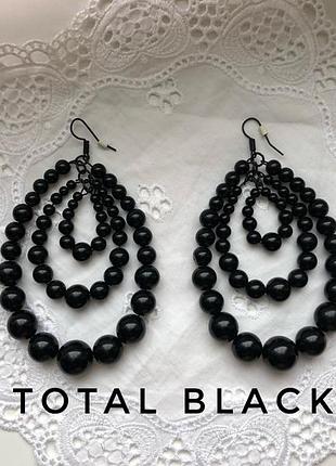 Акценті сережки для  total black look