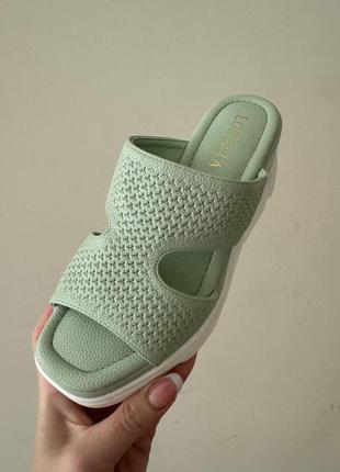 Стильні жіночі шльопанці на платформі