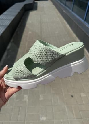 Стильні жіночі шльопанці на платформі