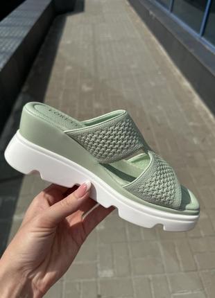 Стильні жіночі шльопанці на платформі