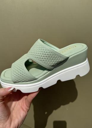 Стильні жіночі шльопанці на платформі