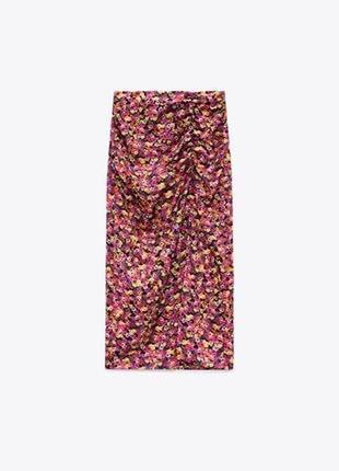 Юбка миди в цветочный принт zara. сборка спереди, разрез.