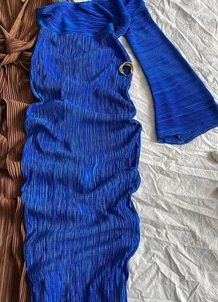 Платье плиссе на один рукав prettylittlething